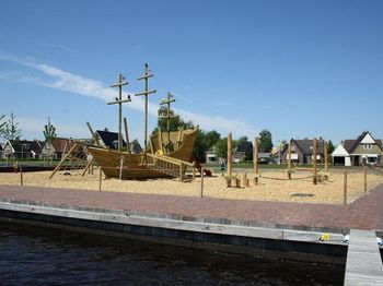 Enorme speelboot in de vernieuwde haven Earnewâld