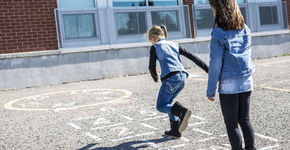 Kleine Jantje Beton maakt spelen op schoolplein nog leuker