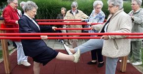 Senioren op fitnesstoestellen