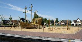 Enorme speelboot in de vernieuwde haven Earnewâld